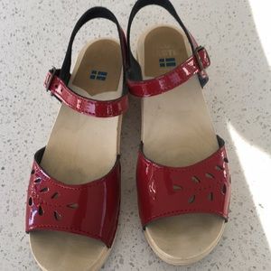 SVEN Clogs red patent size 38
